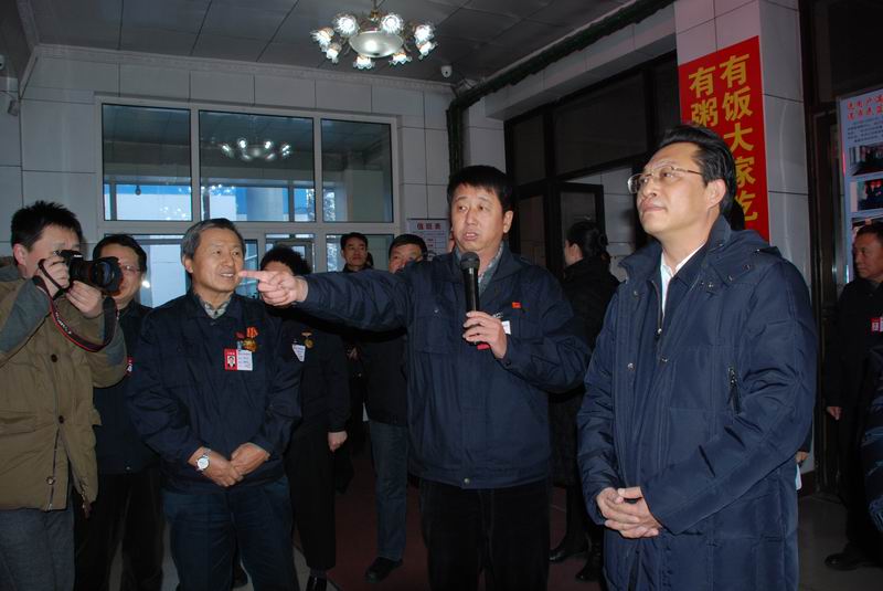 15.張雨浦書記、閆子忠副市長等領(lǐng)導(dǎo)觀看公司榮譽(yù)展